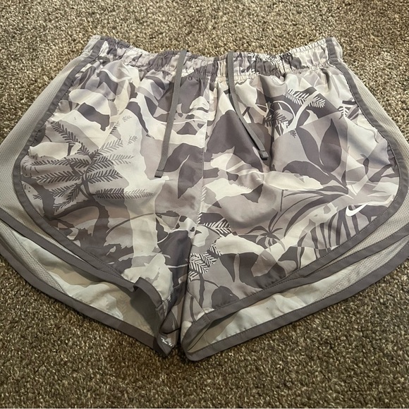 Nike Womens Dri-Fit Tempo Printed Running Shorts 3" Size Medium - Picture 1 of 3